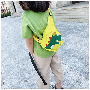 Detailansicht der gelben Dinosaurier-Brusttasche mit Krone und verstellbarem Riemen