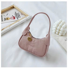 Vue détaillée du sac en cuir PU rose avec pendentif coeur doré et logo embossé
