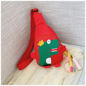 Detailaufnahme der roten Kinder Dinosaurier Brusttasche mit grünem Cartoon Applikation