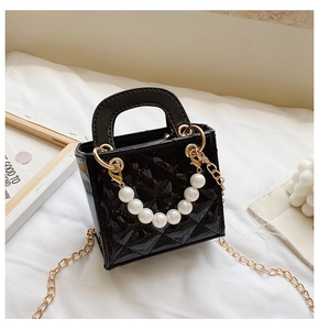 Detailansicht der schwarzen gesteppten Lackledertasche mit Perlengriff und Goldkette