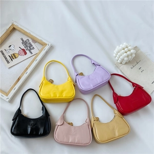 Mini Sac À Main Pour Enfants En Cuir PU Sac Sous Le Bras Demi-Lune Avec Pendentif Coeur Sac À Épaule Tendance Pour Filles