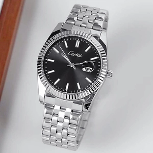 Montre homme en acier argenté avec cadran noir et dateur vue sous un angle de 45 degrés