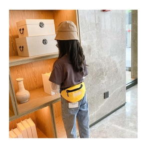 Détail du sac banane jaune pour enfants en toile avec patch blanc et zip noir