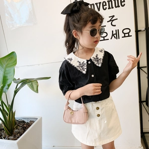 Ensemble d'été vintage pour enfant avec chemise à col dentelle et jupe blanche