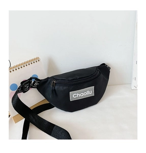 Détail du sac de poitrine pour enfants en toile noire avec patch et sangle à lettres