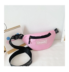 Détail d'un sac banane rose en toile pour enfants avec sangle noire réglable
