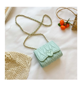 Detail der mintgrünen gesteppten Mini-Tasche mit Herzschnalle und Metallkettenriemen