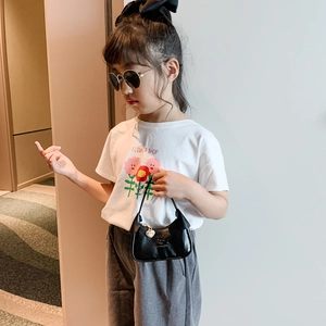 Ensemble mode enfant avec t-shirt Flower Shop blanc, pantalon gris et sac baguette