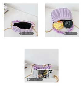 Détail du sac bandoulière plissé violet avec chaîne en plastique et sangle métallique