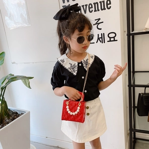 Mädchen-Outfit mit roter Lackledertasche, Perlenhenkel und weißem Bestickten Spitzenkragen