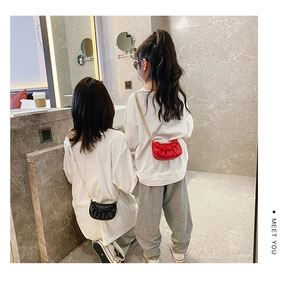 Sacs à bandoulière plissés en forme de croissant pour filles en couleurs noir et rouge