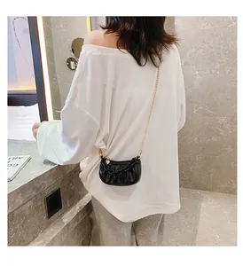 Sac bandoulière plissé noir pour fille avec grosse chaîne et breloque coeur dorée