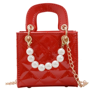 Rote Kinderhandtasche aus Lackleder mit Steppmuster, Perlengriff und goldener Kette