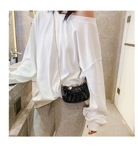 Détail du sac bandoulière enfant plissé noir avec double chaîne métallique et plastique