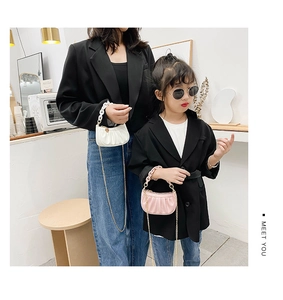 Détails des sacs plissés avec bandoulières à chaîne et poignées en résine pour mère et fille