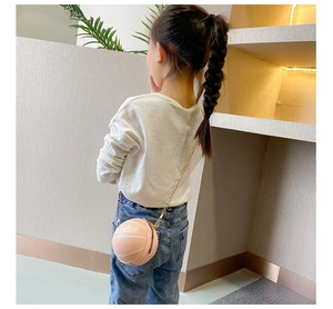 Rosafarbene Basketball-Umhängetasche für Mädchen mit goldener Kette am Kindermodel