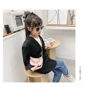 Détail du sac bandoulière plissé rose pour fille avec poignée chaîne et sangle métal