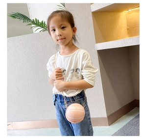 Detail der rosafarbenen Kinder-Umhängetasche in Basketballform mit goldener Kette