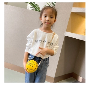 Detail der gelben Basketball-Umhängetasche für Kinder mit Goldkette und Reißverschluss
