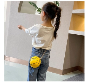 Detail der gelben Kinder-Umhängetasche in Basketballform mit goldener Kette