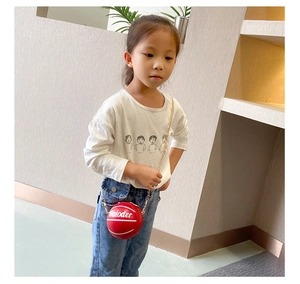 Detail der roten Basketball-Umhängetasche für Kinder mit goldener Kette an einem Kindermodel