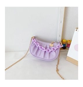 Détail du sac bandoulière plissé violet pour fille avec chaîne et pendentif cœur de zip