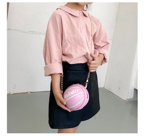Detailansicht der rosa basketballförmigen Umhängetasche für Mädchen mit Goldkette