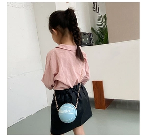 Rückansicht eines Kindermodells mit einer hellblauen Basketball-Mini-Umhängetasche mit Kette