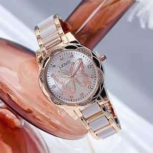 Montre femme élégante en or rose et céramique blanche avec cadran papillon serti de diamants