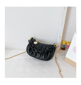 Détail du sac nuage noir plissé avec double chaîne dorée et pendentif en forme de cœur