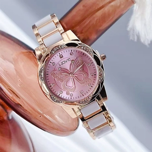Montre élégante en or rose avec cadran papillon rose et bracelet céramique blanc