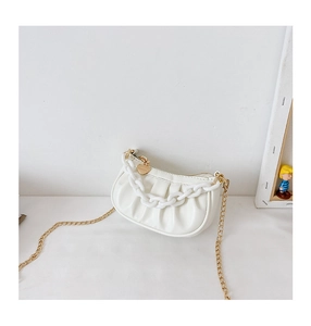 Détail du sac bandoulière blanc plissé avec chaîne dorée et pendentif cœur de zip