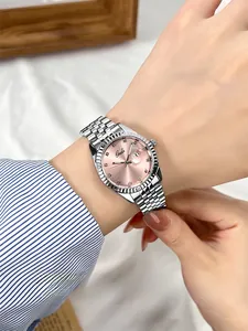 Dettaglio orologio in acciaio da donna con quadrante rosa e lente d'ingrandimento data