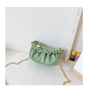 Détail du sac nuage plissé vert menthe avec chaîne résine et pendentif cœur doré