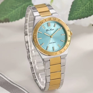 Détail macro d'une montre de luxe avec cadran bleu tiffany et lunette dorée