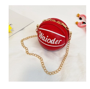 Detail der roten Basketball-Umhängetasche für Kinder mit Goldkette und Textur