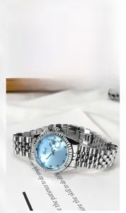 Dettaglio del quadrante azzurro con indici in strass e finestra della data dell'orologio