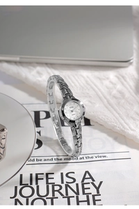 Gros plan d'une montre de luxe GEDI avec cadran blanc épuré et bracelet en métal argenté