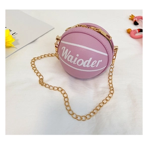 Detail der rosafarbenen Basketball-Umhängetasche mit Goldkette und Reißverschluss