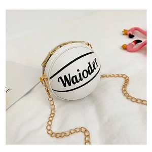 Detail der weißen Basketball Mini-Umhängetasche mit Goldkette und Lychee-Lederstruktur