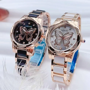 Détail de montres luxe pour femmes avec cadran papillon évidé et lunette en cristal