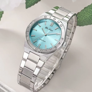 Détails d'une montre à quartz avec cadran bleu glacé soleil et bracelet en acier argent