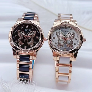 Détail de montres élégantes avec cadran papillon et lunettes serties de strass brillants