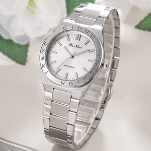 Montre minimaliste en acier argenté avec cadran blanc et bracelet métal élégant