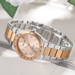 Élégante montre bicolore argent et or rose avec un cadran rose à effet soleil