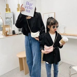 Mini sacs nuages plissés assortis en blanc et rose avec chaînes dorées pour mère et fille
