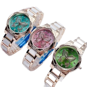 Trois élégantes montres papillon à quartz avec lunettes diamants et bracelets céramique