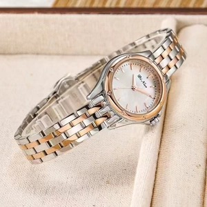 Montre quartz femme élégante bicolore en acier avec cadran nacré vue sous un angle de 45°