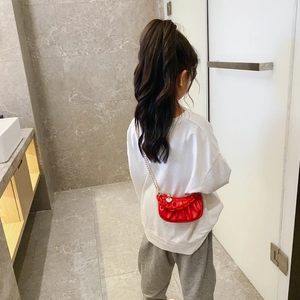 Mini sac bandoulière plissé rouge avec chaîne dorée et breloque cœur pour filles et femmes