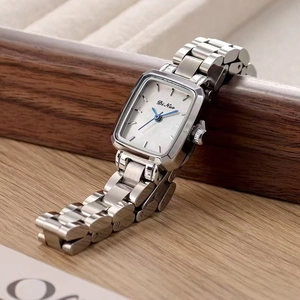 Montre vintage carrée en acier argenté pour femme avec cadran nacré et aiguilles bleues